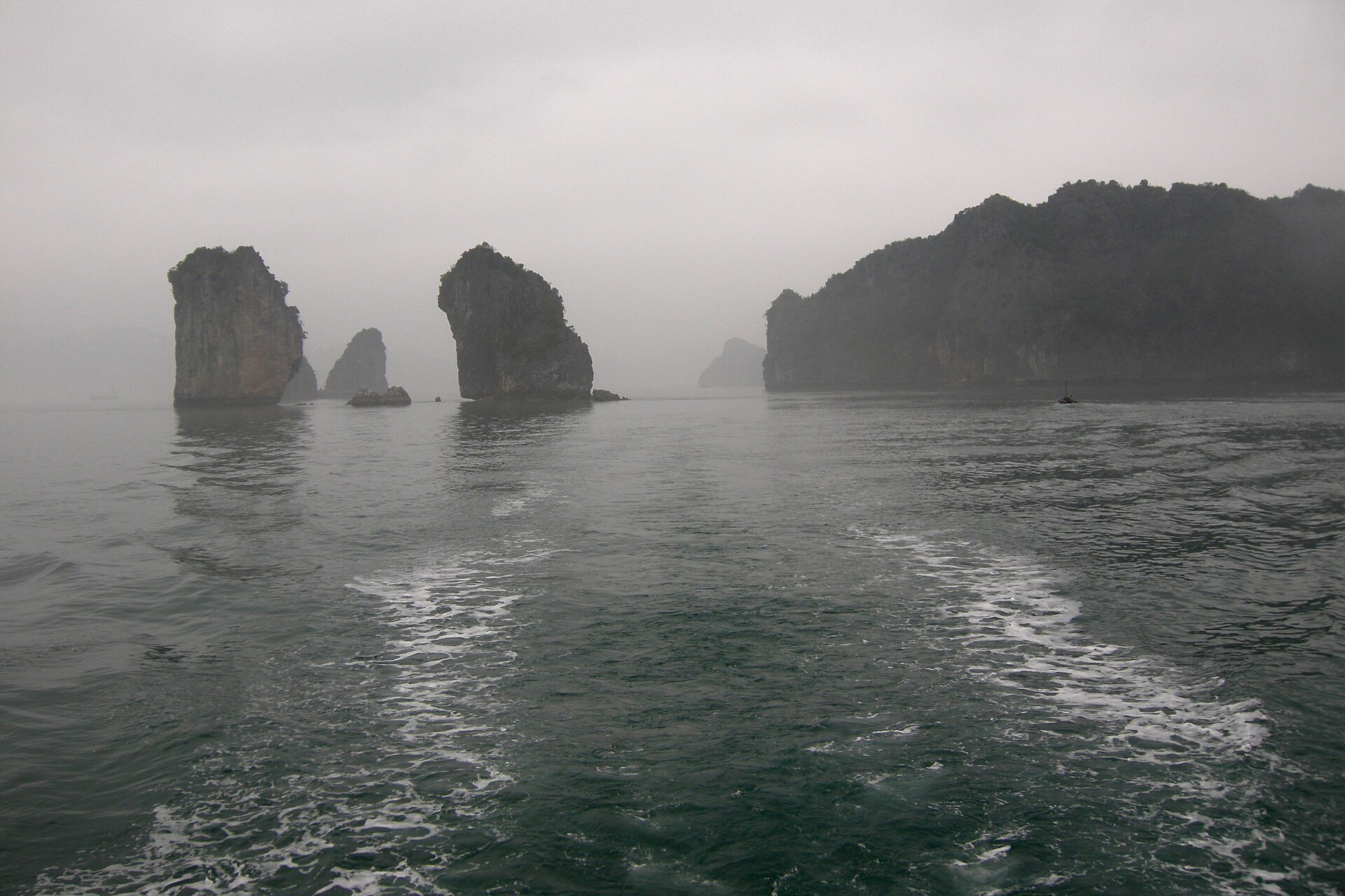 canoe trip scenery for Ha Long Bay Paddle near Quang Ninh
