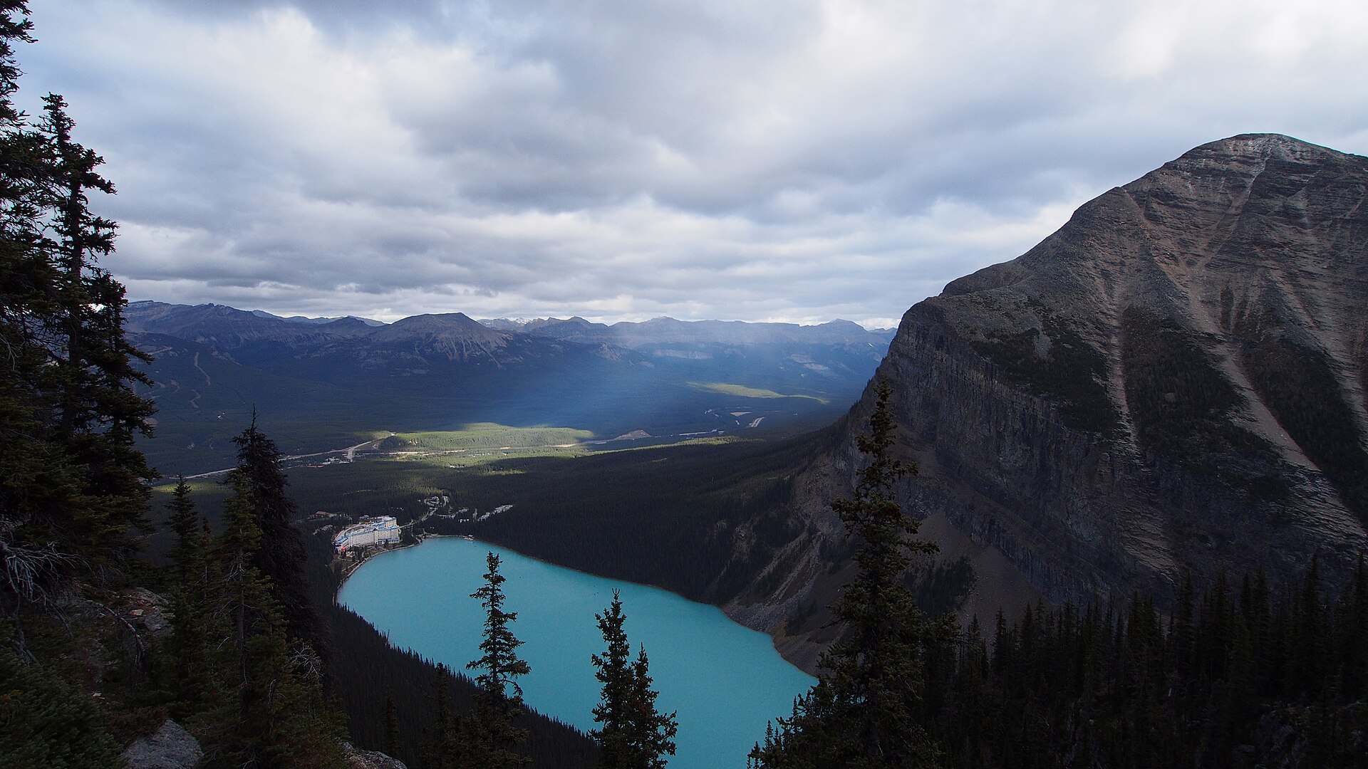 hike scenery for Lake Agnes Tea House Trail near Banff, Alberta