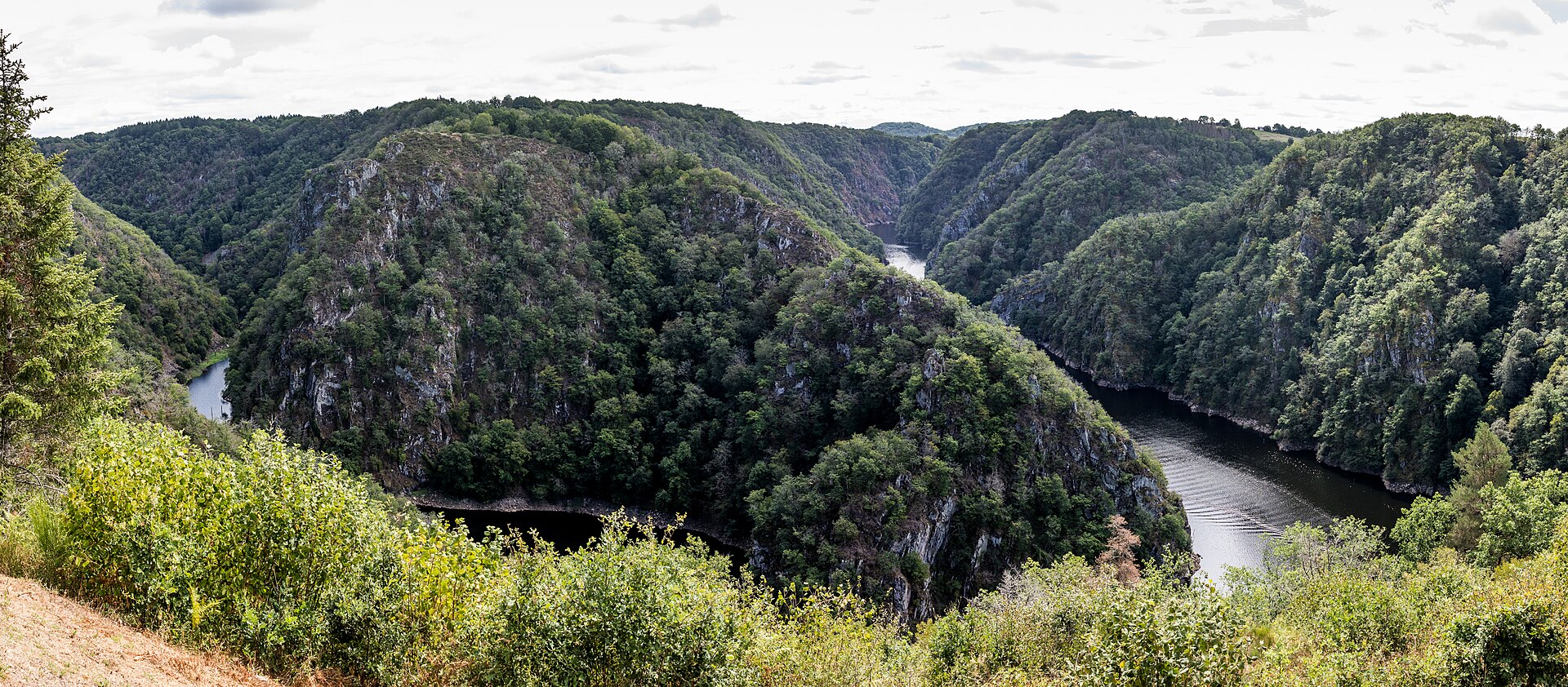 canoe trip scenery for Dordogne River Canoe Day near Dordogne Valley