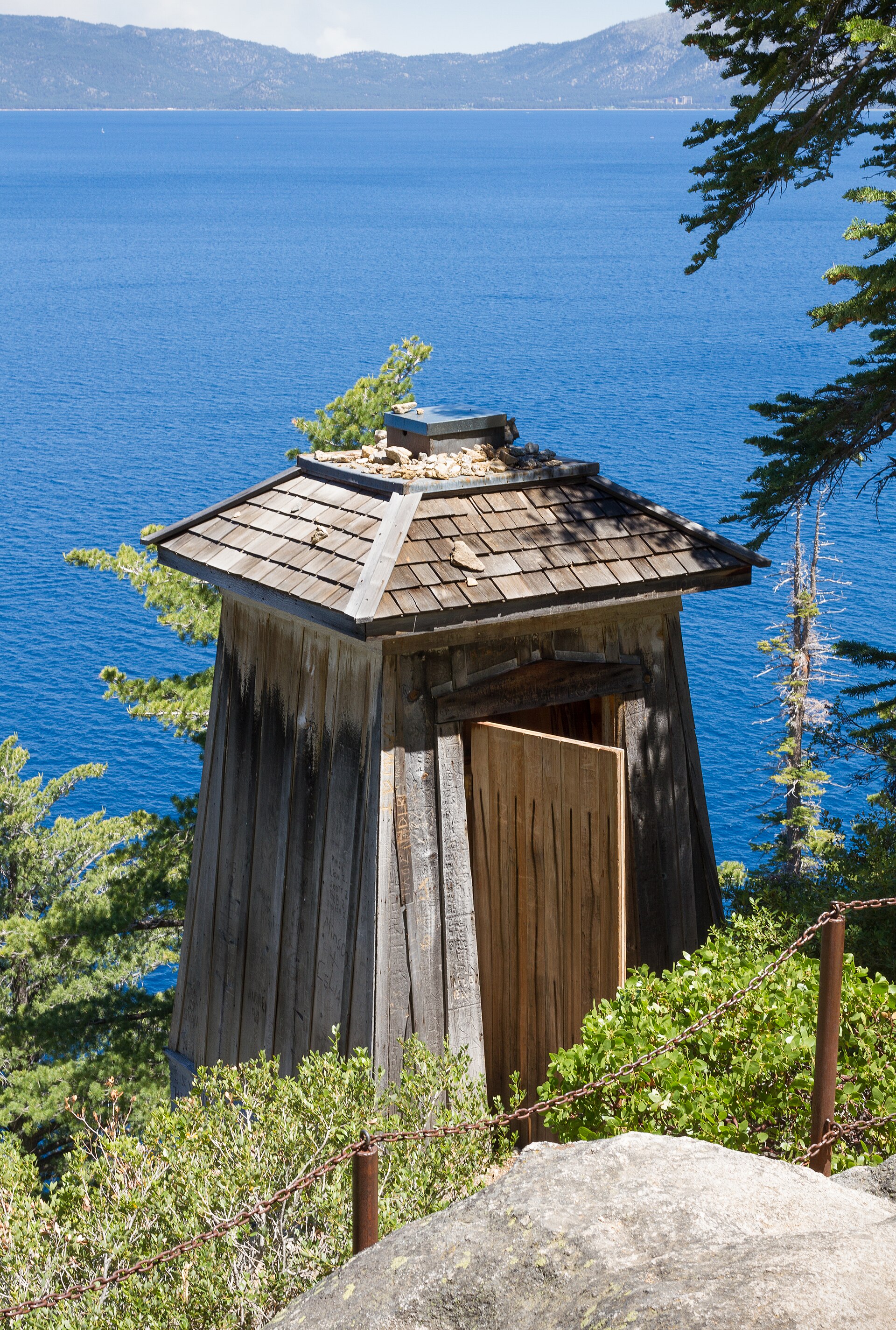 hike scenery for Lake Tahoe Rubicon Trail near California