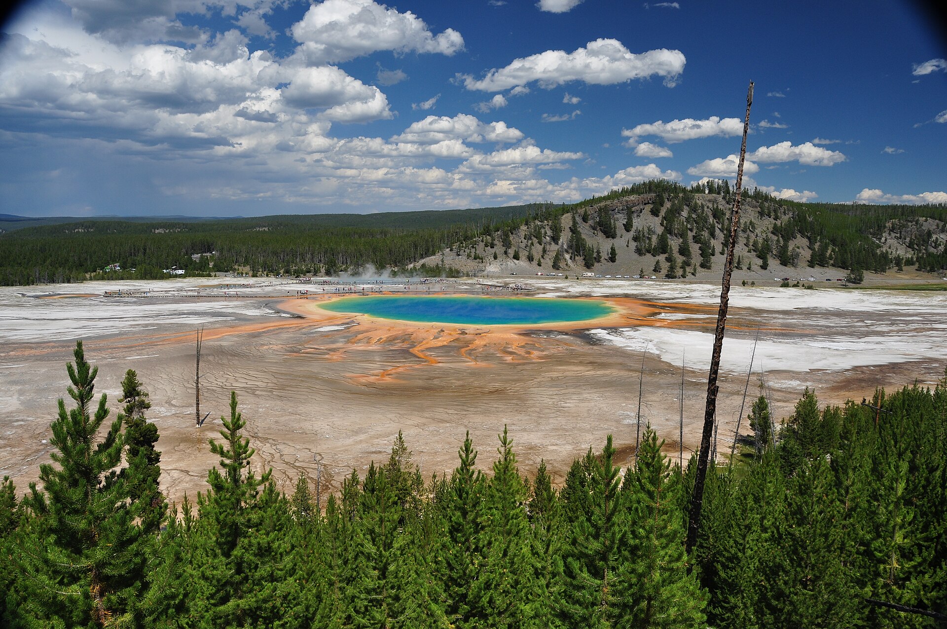 hike scenery for Yellowstone Grand Prismatic Overlook near Wyoming