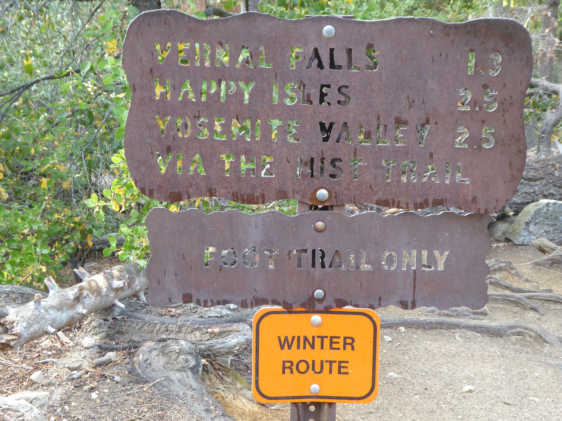 hike scenery for Yosemite Mist Trail near California